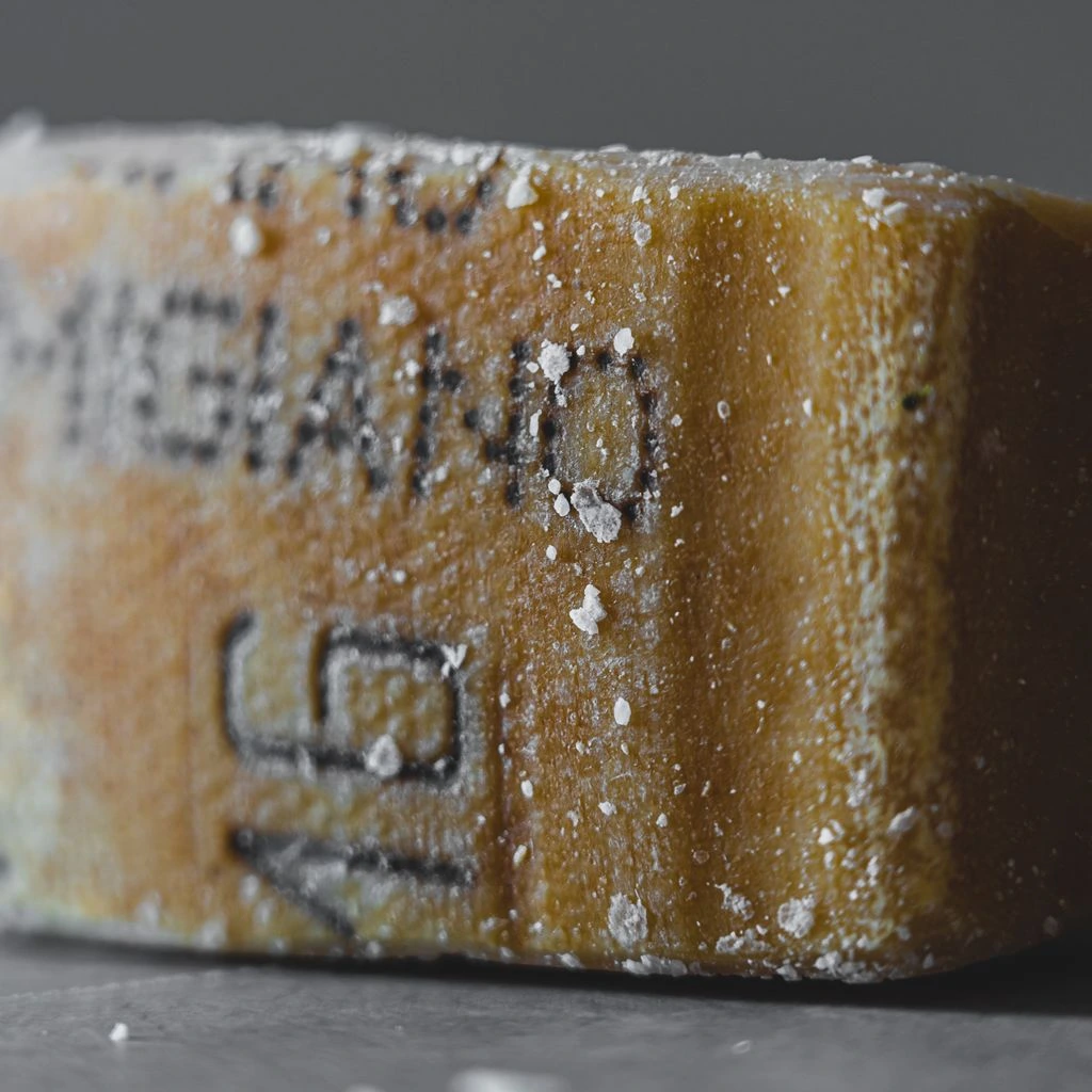 Cuneo di Parmigiano Reggiano DOP 36 mesi, pasta ambrata con cristalli di tirosina.